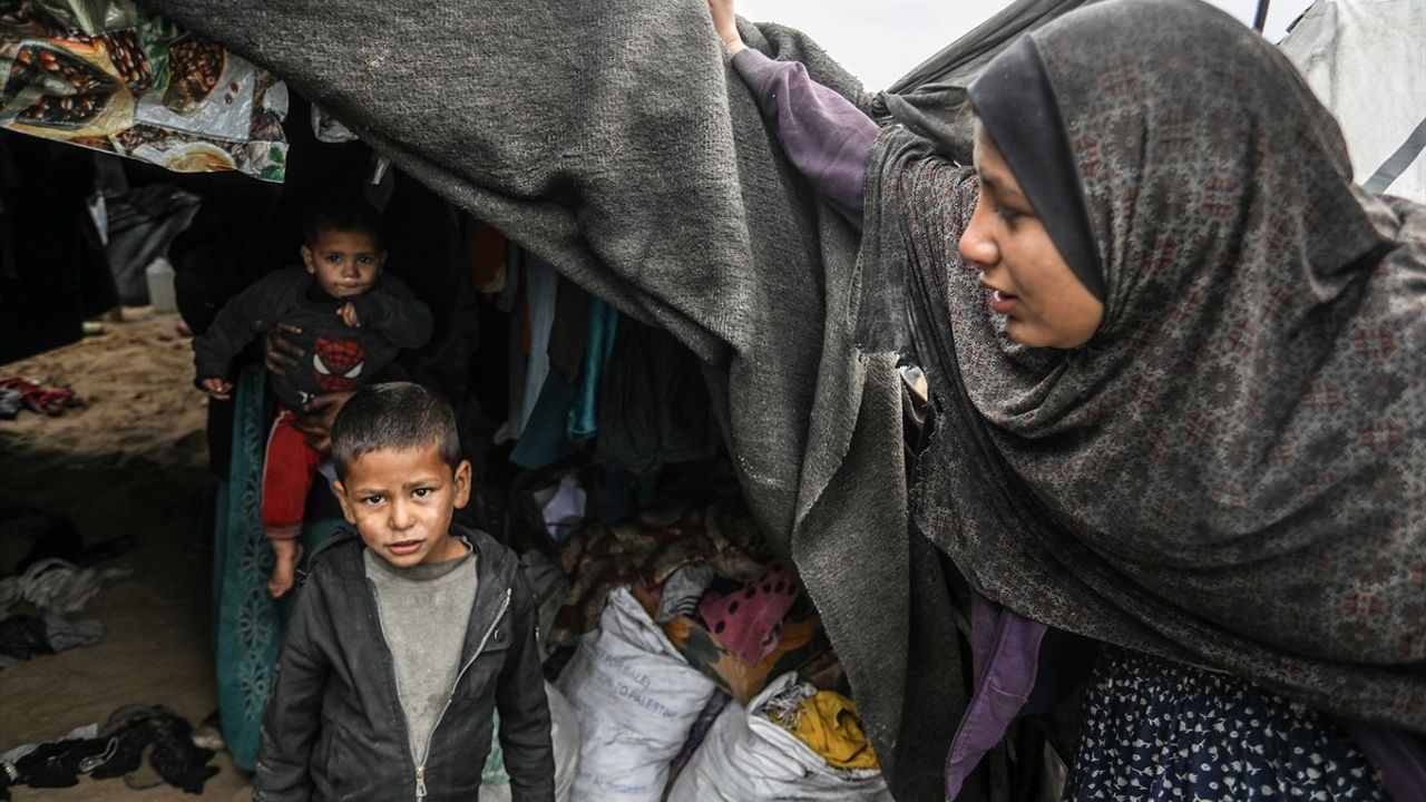 Gazzeli Filistinlilerin Kış Zorlukları: Saldırılarla Mücadele ve Açlık