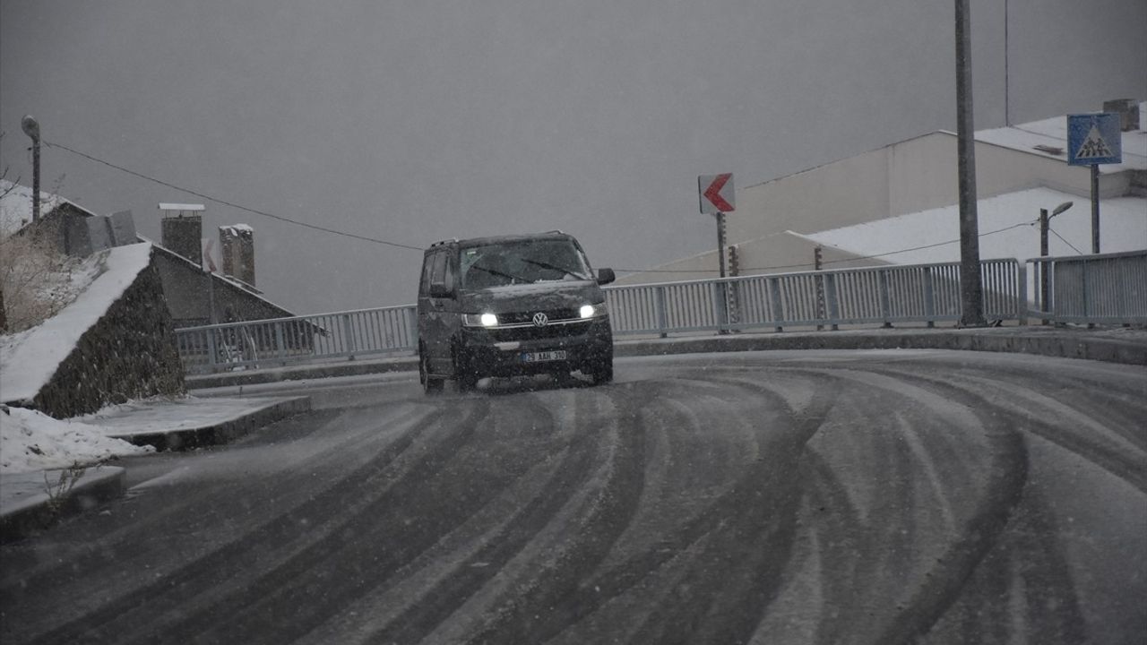 Gümüşhane ve Giresun'da Kar Yağışı: Ulaşımda Aksamalar