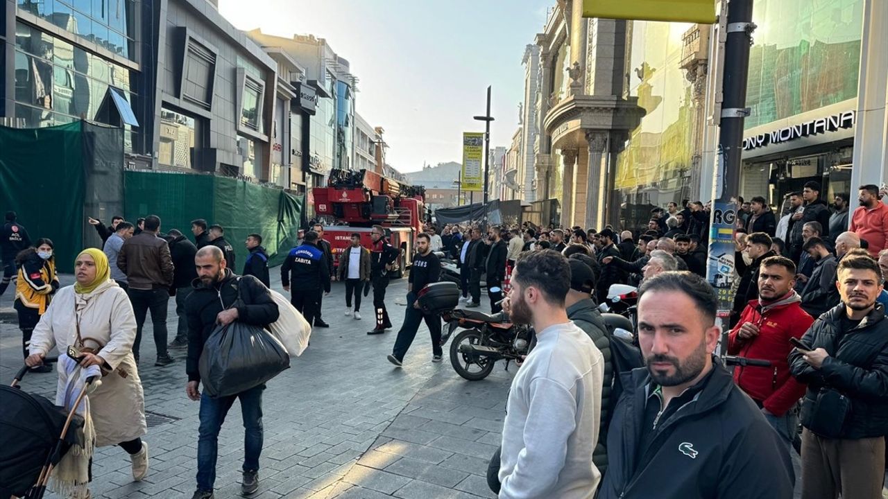 Güngören'de Yıkımda İki İşçi Göçük Altında Kaldı