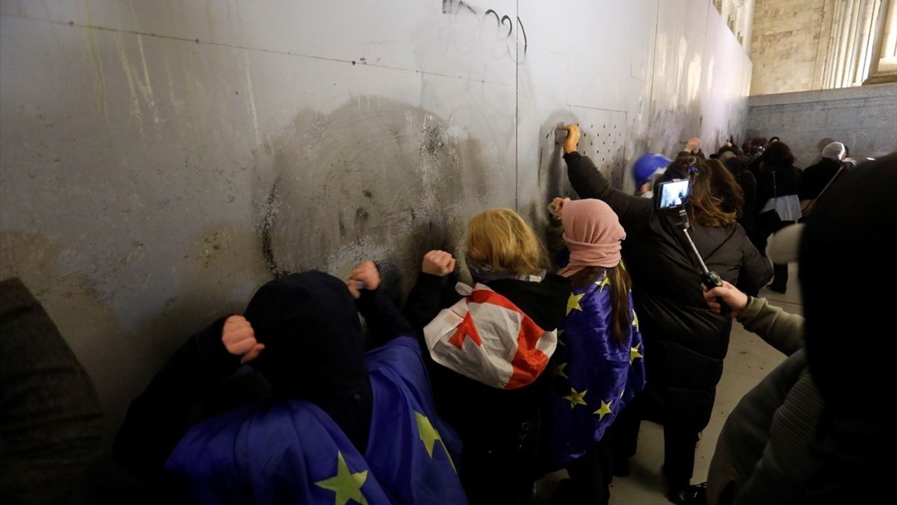 Gürcistan'da AB'ye Katılım Müzakereleri Protesto Edildi