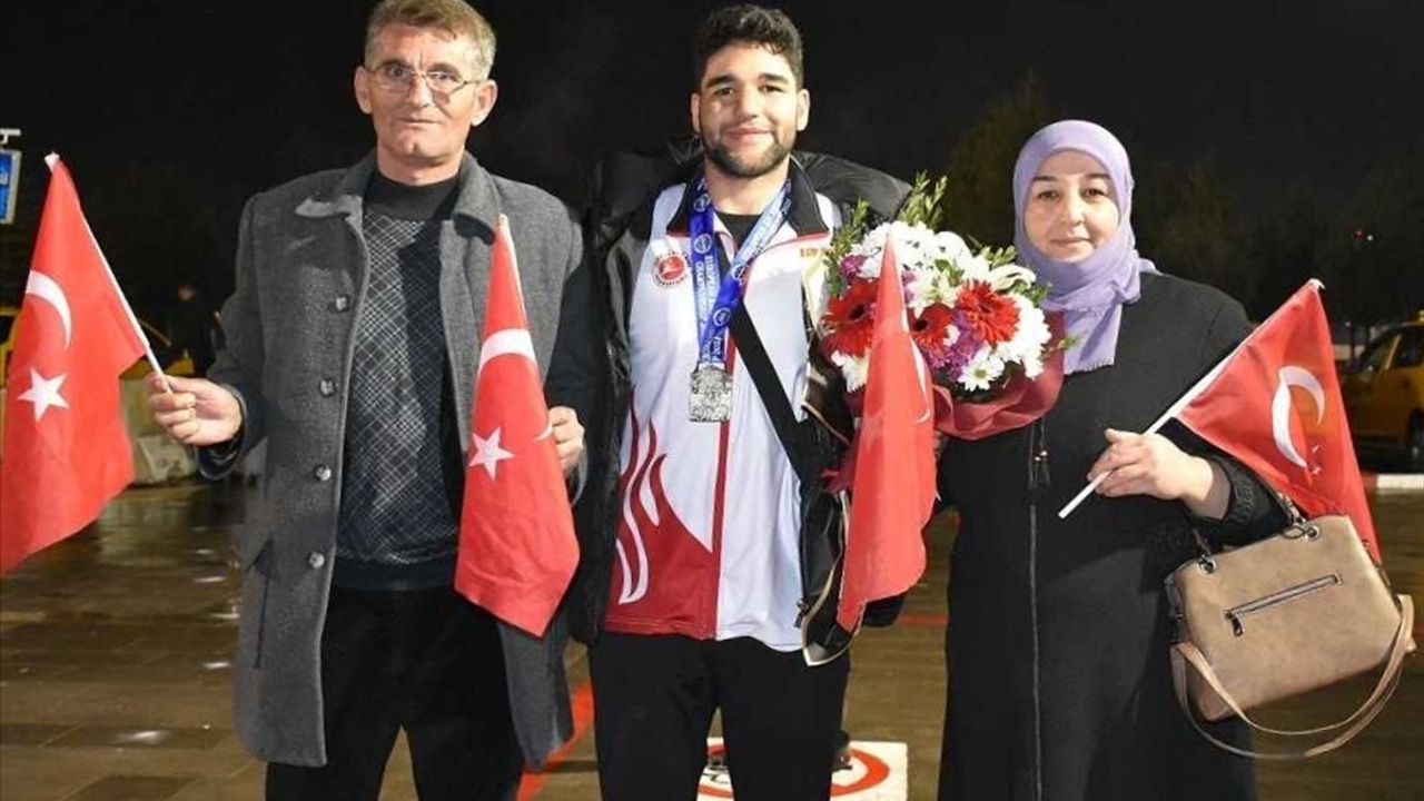 Hakan Koç, Avrupa Kick Boks Şampiyonası'nda Gümüş Madalya Kazandı