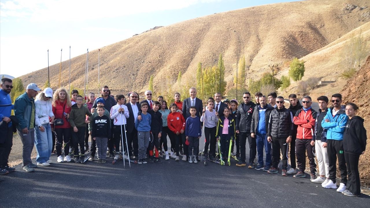 Hakkari'de Sporcular Asfalt Yolda Antrenman Yapıyor