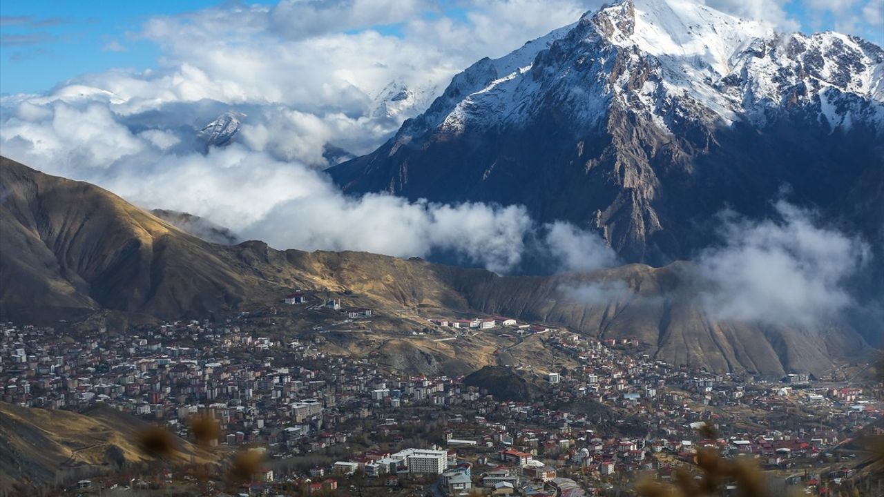 Hakkari'de Yüksek Kesimlerde Kar Etkisi