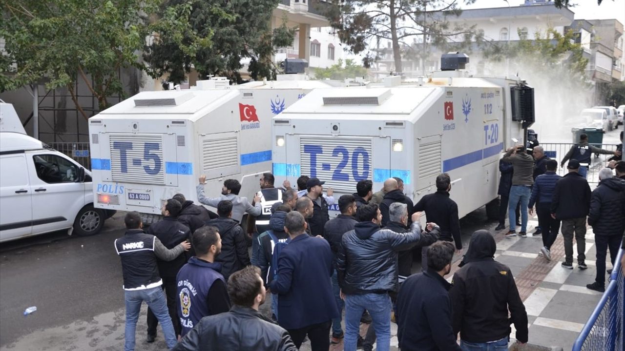 Halfeti Belediyesi Önünde Taşlı Saldırı: 2 Polis Yaralı