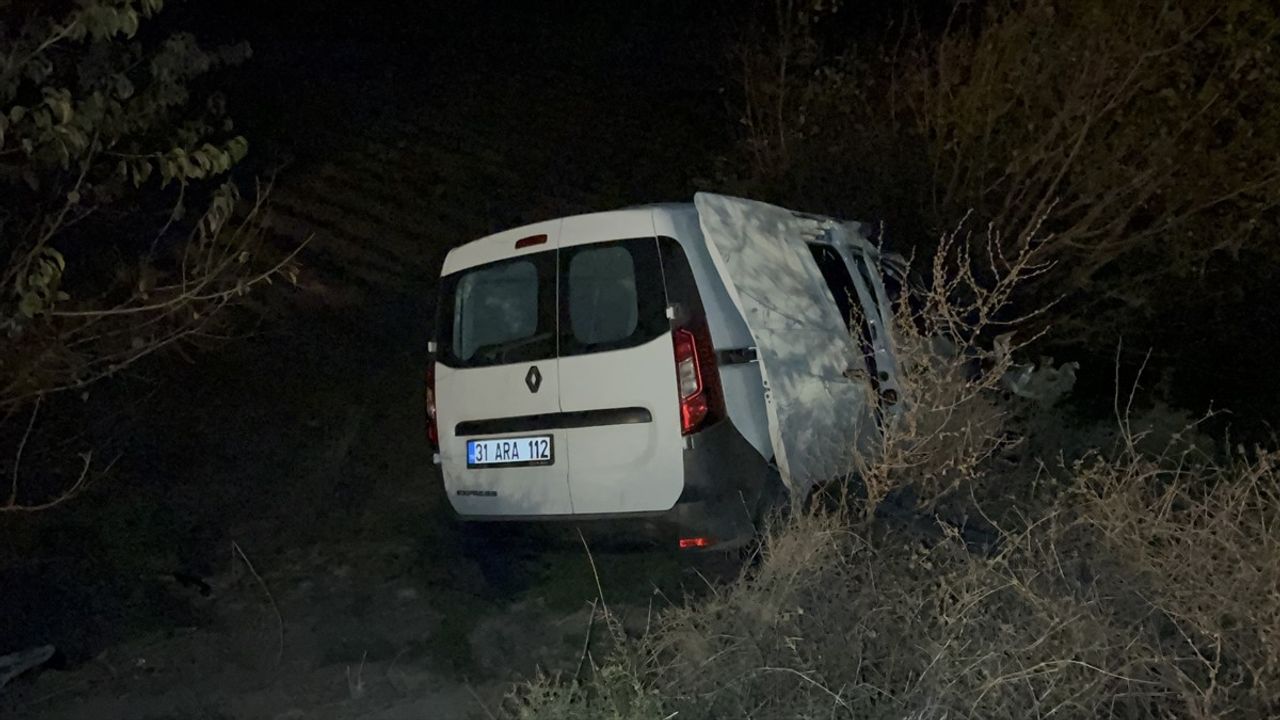 Hatay'da Traktör ve Hafif Ticari Araç Çarpıştı: 2 Yaralı