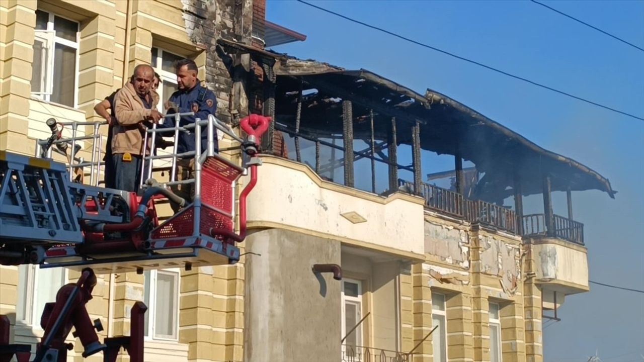 Hatay'da Yangın: 3 Kişi Kurtarıldı