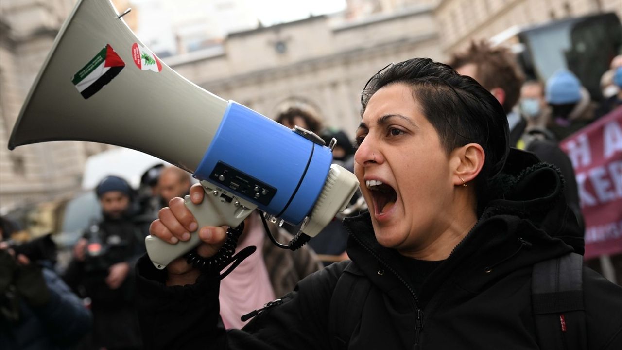 İngiltere'de Filistin Destekçileri Dışişleri Bakanlığı Önünde Protesto Düzenledi