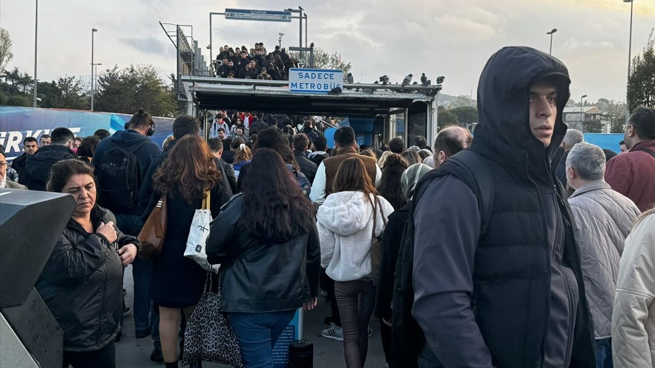 İstanbul'da Metrobüs Duraklarında Yoğunluk Yaşanıyor