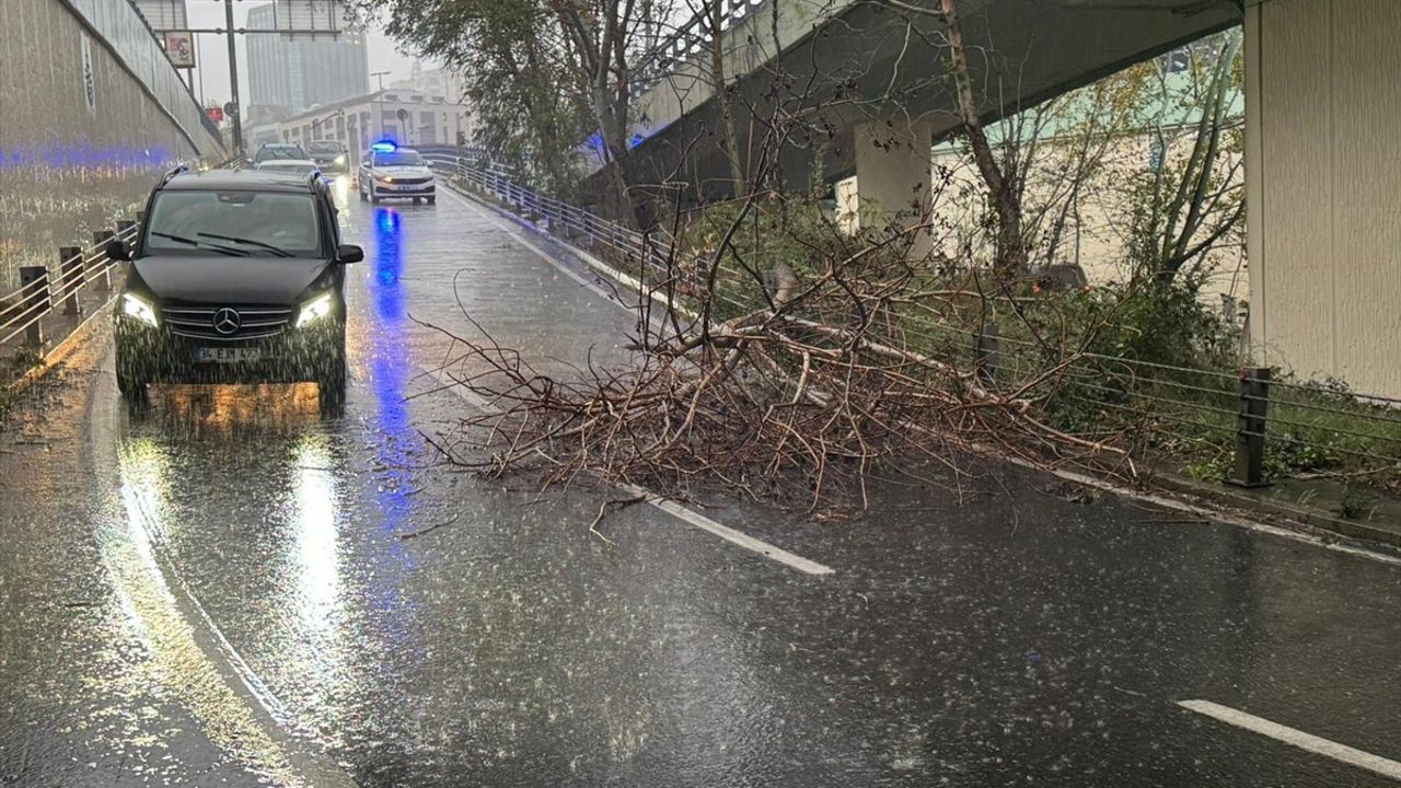 İstanbul'da Sağanak ve Rüzgar Sorunlara Neden Oldu