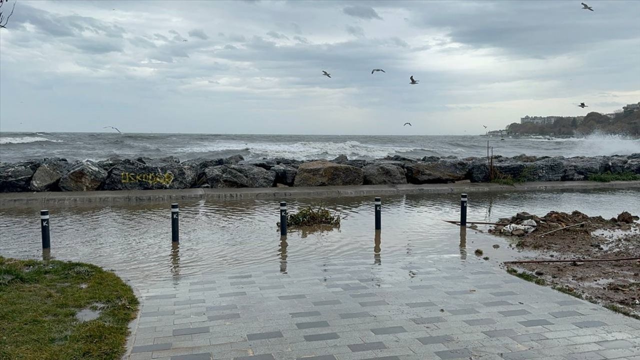 İstanbul'da Şiddetli Lodos Sahilde Su Birikintilerine Neden Oldu