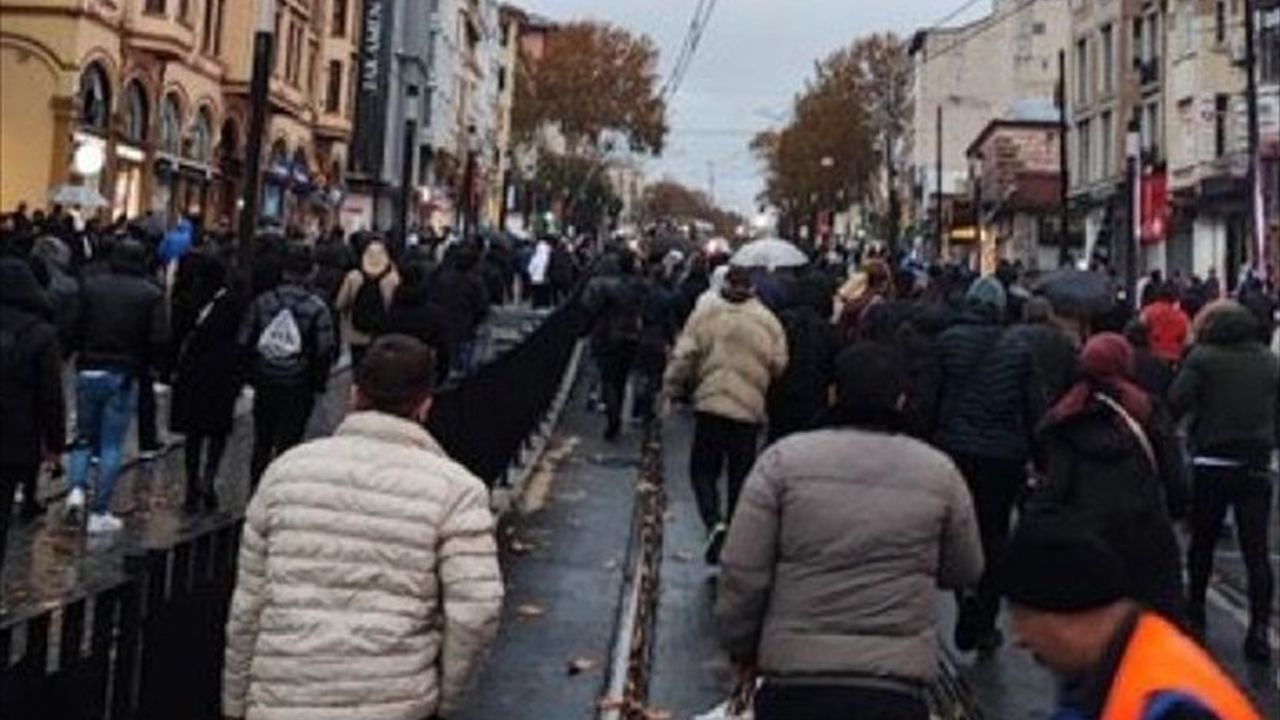 İstanbul Tramvayında Arıza: Yolcular Raylarda Yürümek Zorunda Kaldı