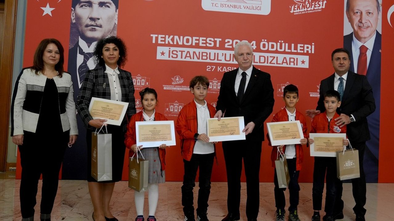 İstanbul Valisi Davut Gül, TEKNOFEST 2024 Dereceye Giren Öğrencilere Hediye Verdi