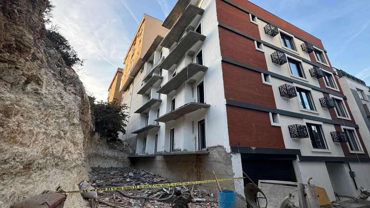 İzmir'de İnşaatta Balkon Çökmesi: Bir İşçi Hayatını Kaybetti