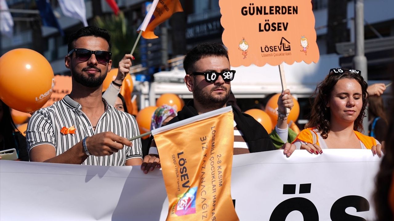 İzmir'de Lösemi Farkındalığı İçin Turuncu Yürüyüş Düzenlendi