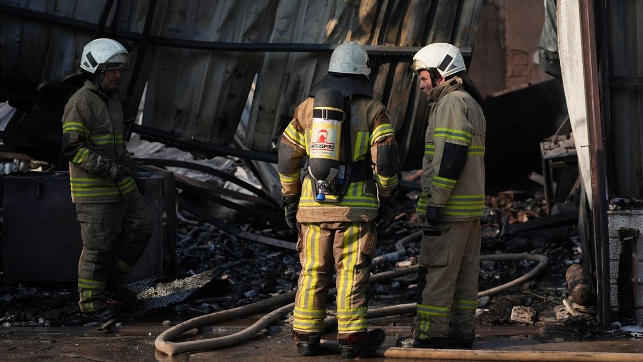 İzmir'deki Kimya Fabrikasında Yangın Kontrol Altına Alındı