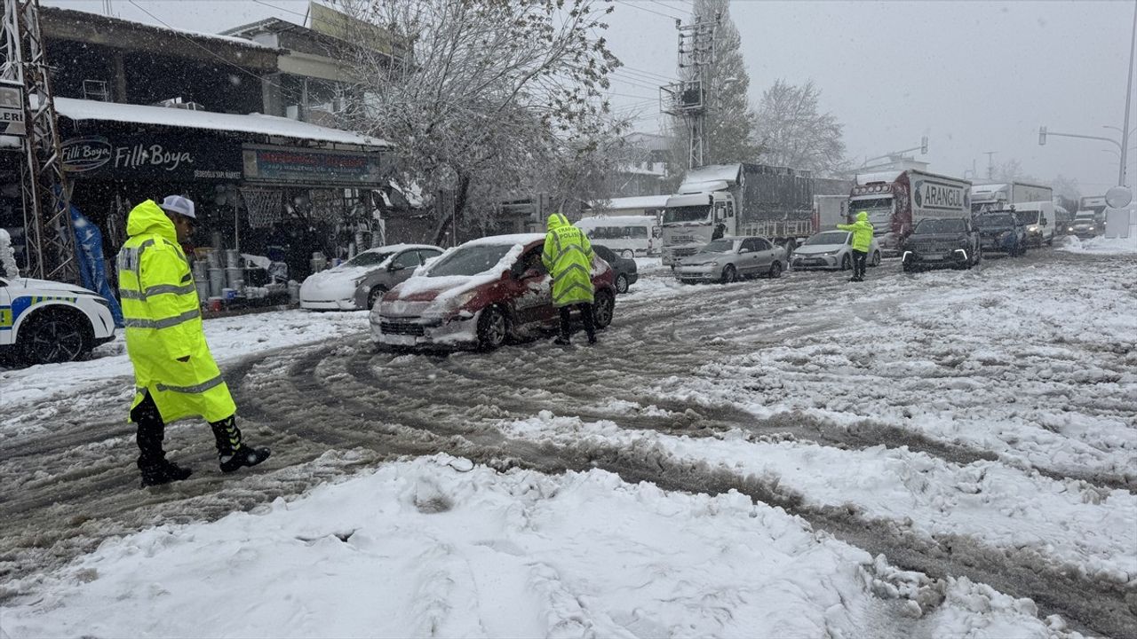 Kahramanmaraş-Kayseri Kara Yolu Kar ve Tipi Nedeniyle Kapandı