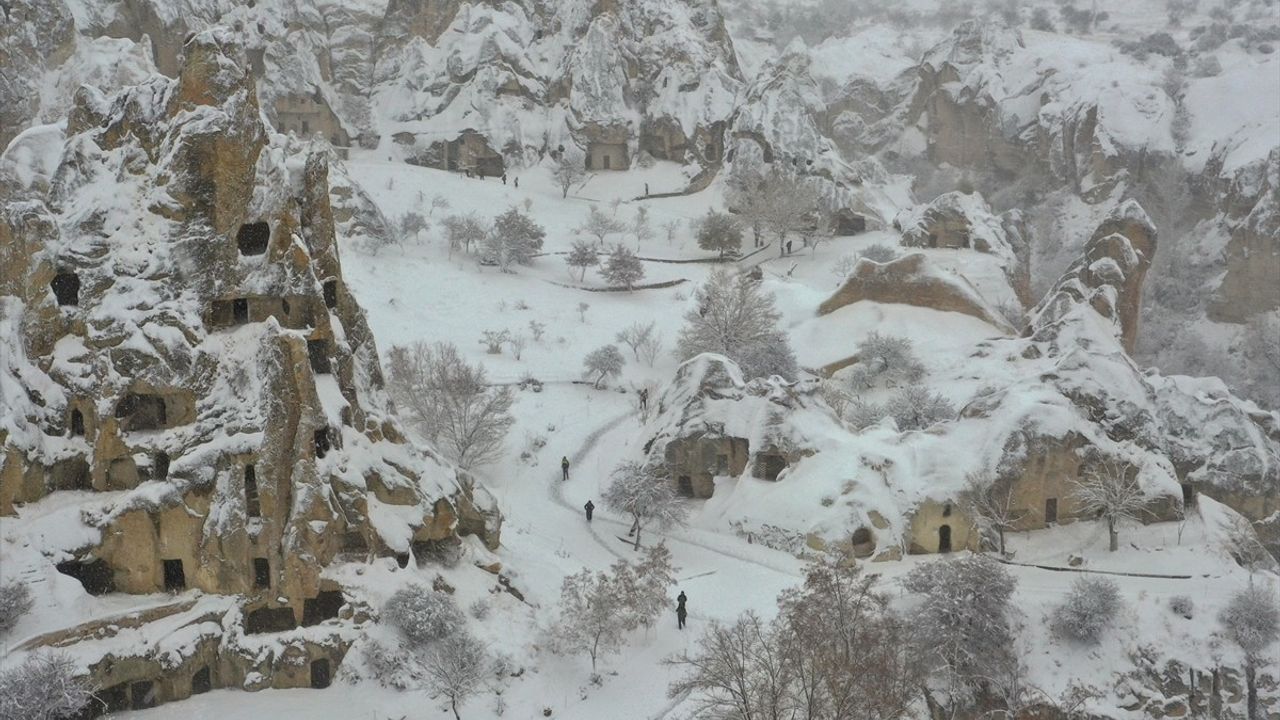 Kapadokya'da Kar Keyfi: Turistler Doğanın Beyaz Kıyafetini Keşfetti