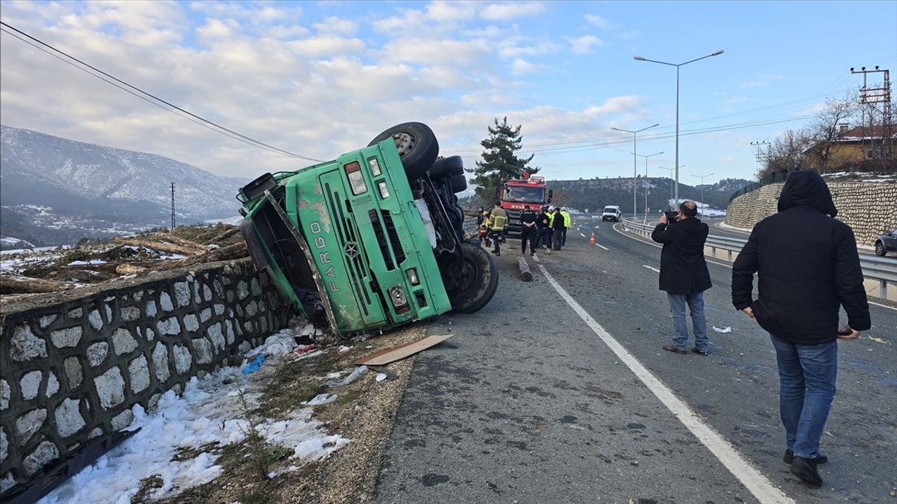 Karabük'te Tomruk Yüklü Kamyon Devrildi: İki Kişi Hayatını Kaybetti