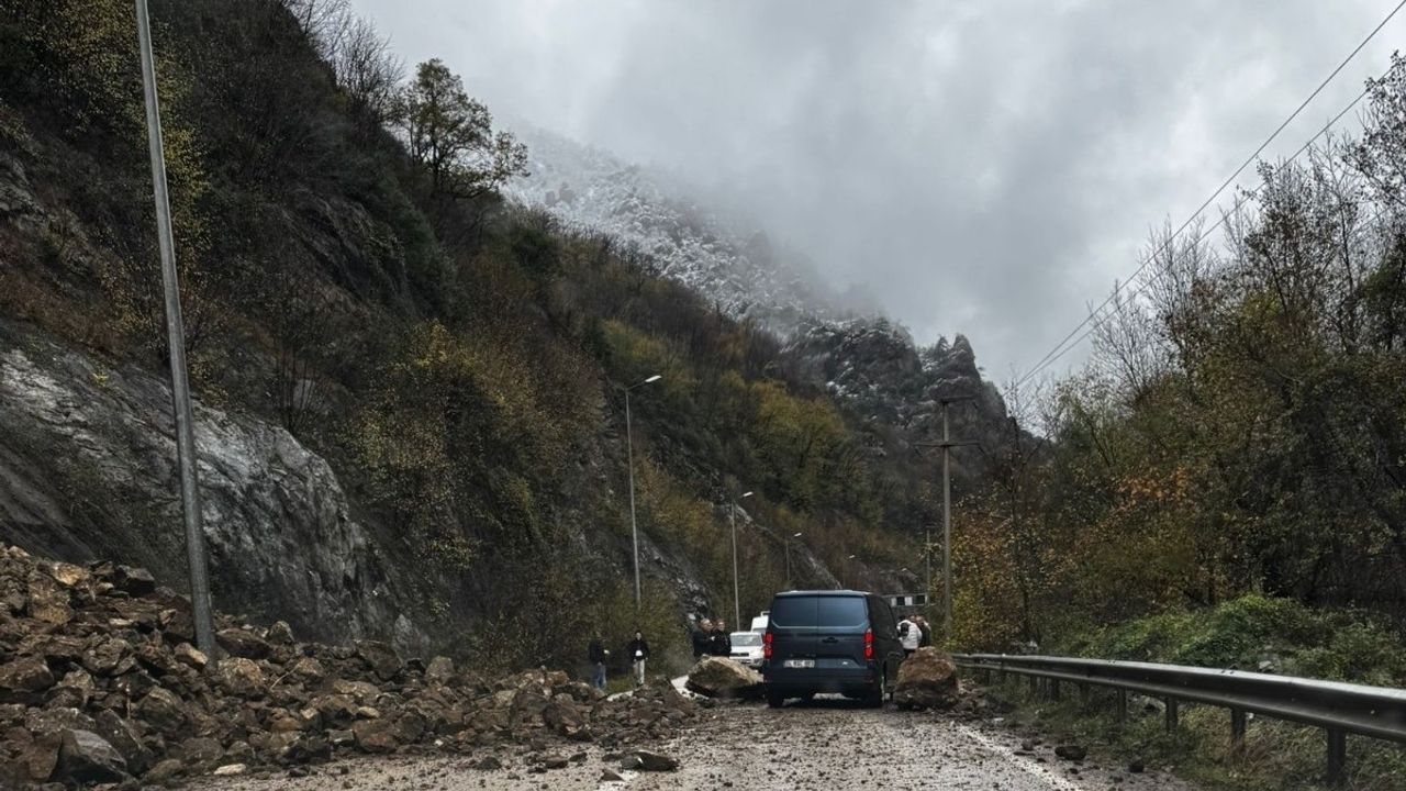 Karabük-Zonguldak Karayolunda Heyelan Ulaşımı Aksattı