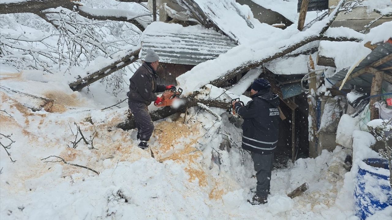 Karadeniz'de Kar Nedeniyle Mahsur Kalan 12 Kişi Kurtarıldı