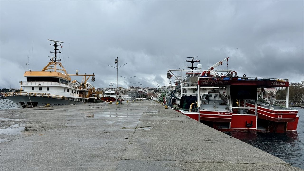 Karadeniz'deki Kötü Hava Koşulları Balık Avcılığını Zorluyor