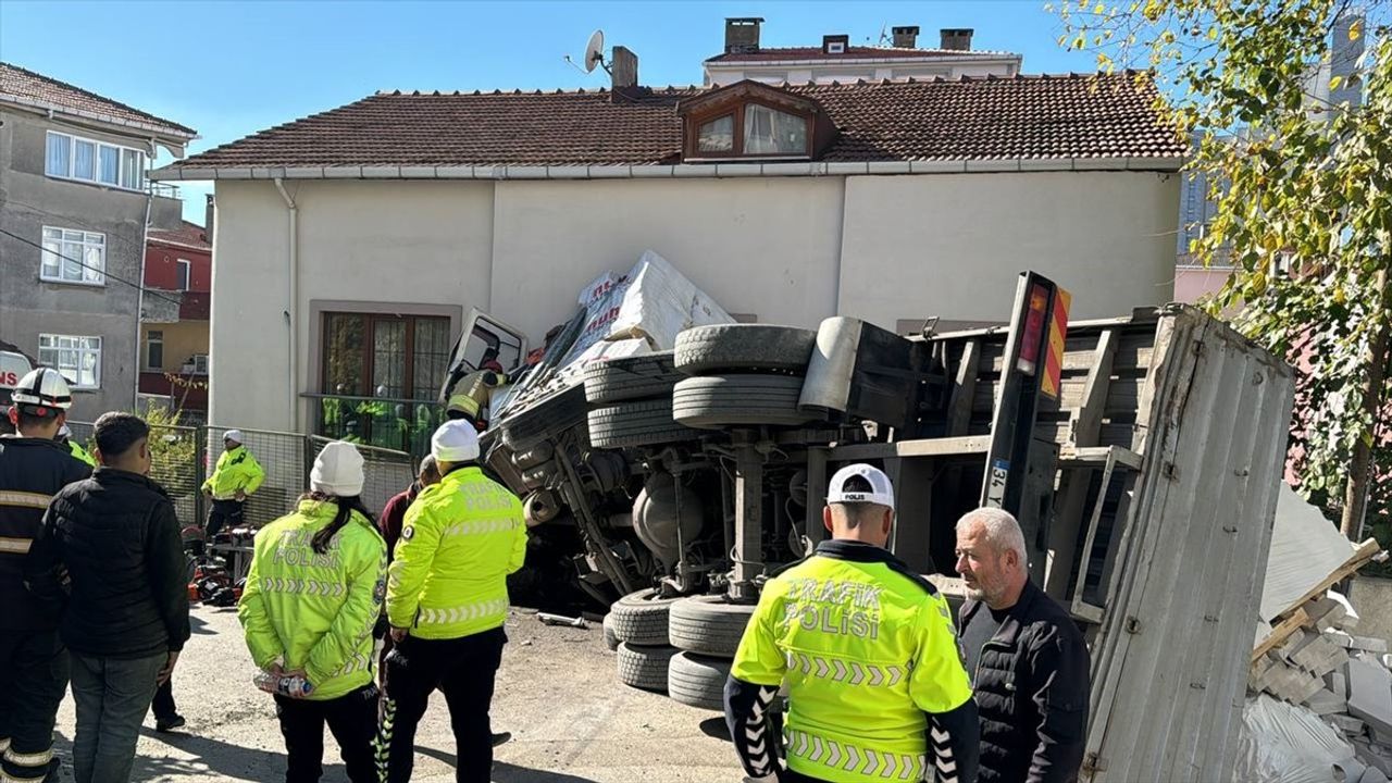 Kartal'da Devrilen Kamyonun Sürücüsü Yaralandı