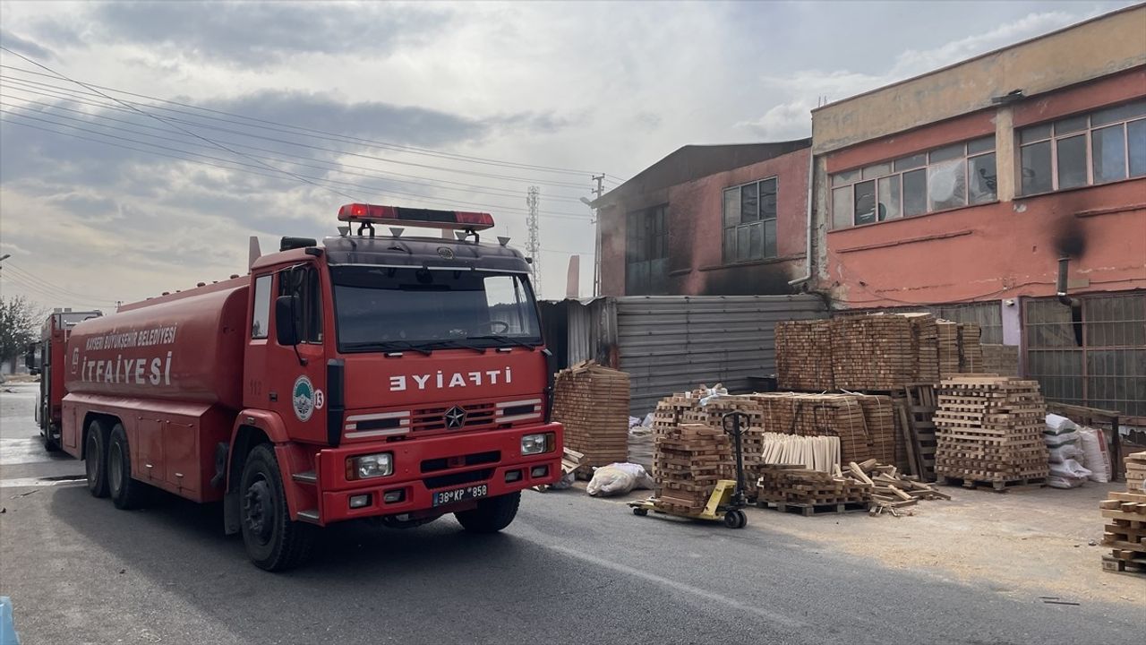 Kayseri'deki Sünger Atölyesinde Yangın Yangın Söndürüldü