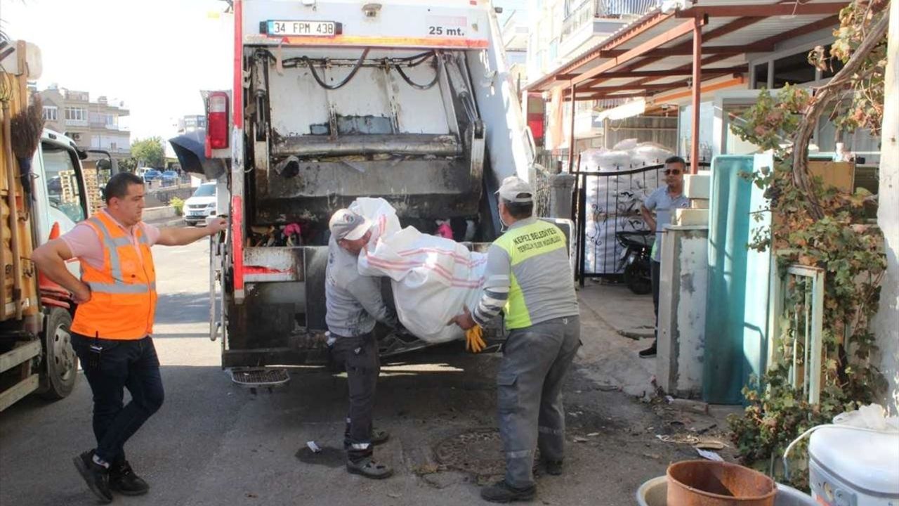 Kepez'de İhbar Üzerine 3 Kamyon Çöp Temizlendi