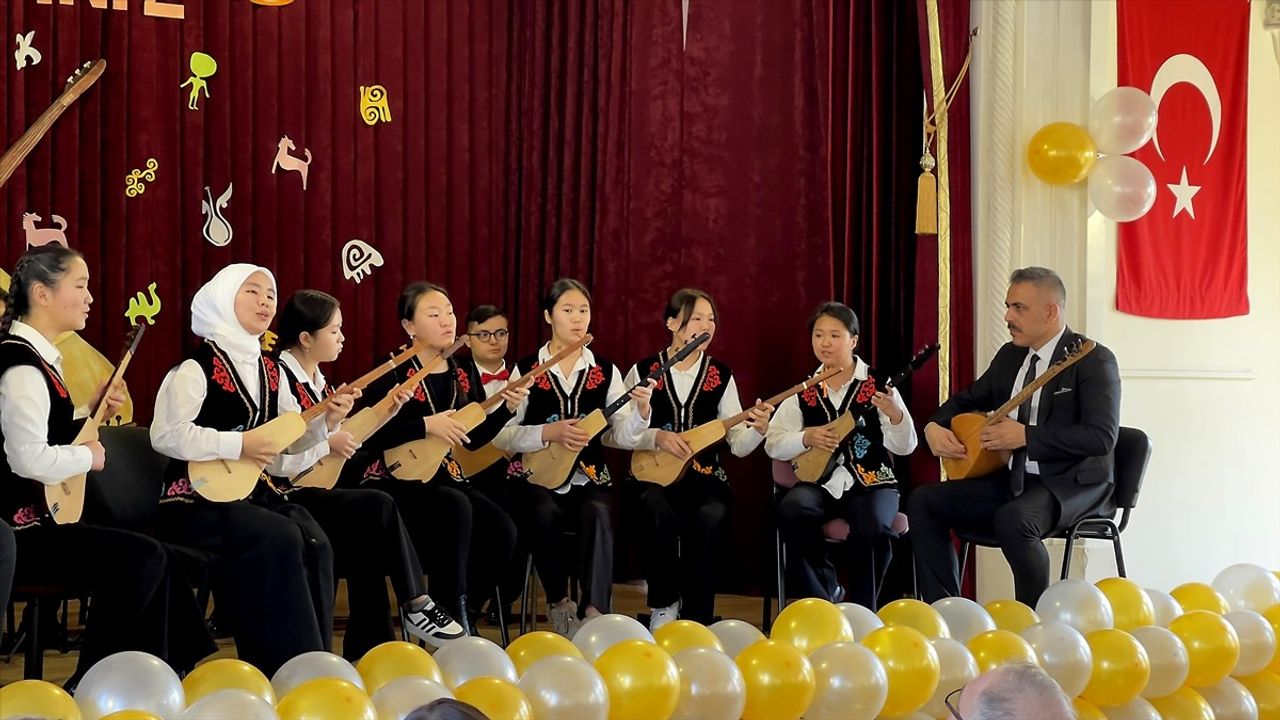 Kırgızistan'da Türk ve Kırgız Öğrencilerden Müzik Eseri