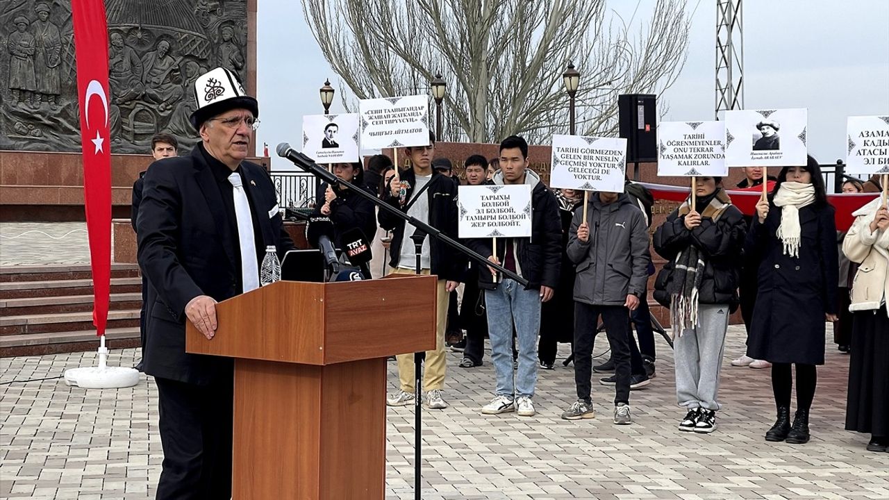 Kırgızistan-Türkiye Manas Üniversitesi Öğrencileri Ecdatlarını Andı