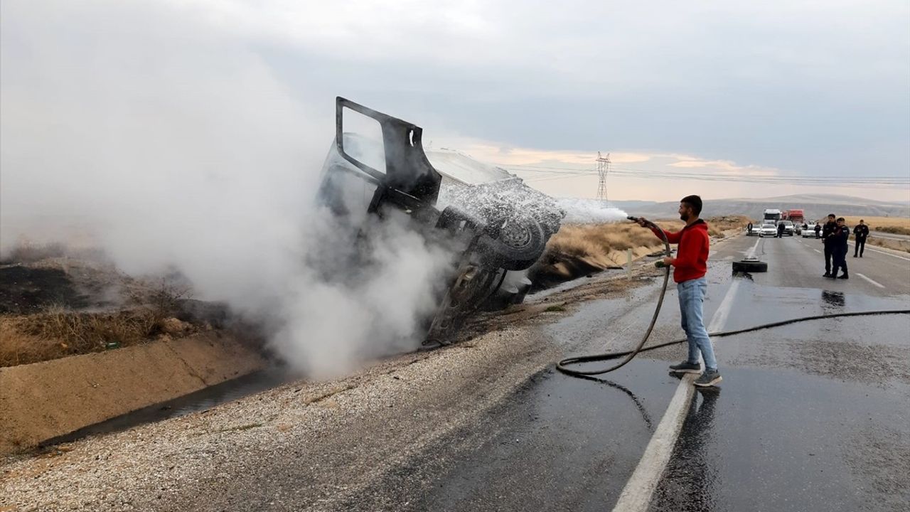 Kırıkkale'de Alev Alan Kamyon Devrildi