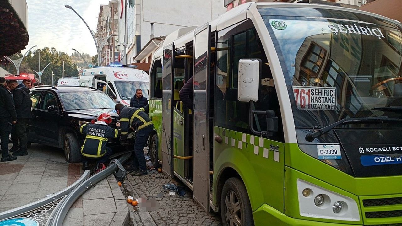 Kocaeli'de Otobüs Durağına Çarpan Cip Kazası: 6 Yaralı