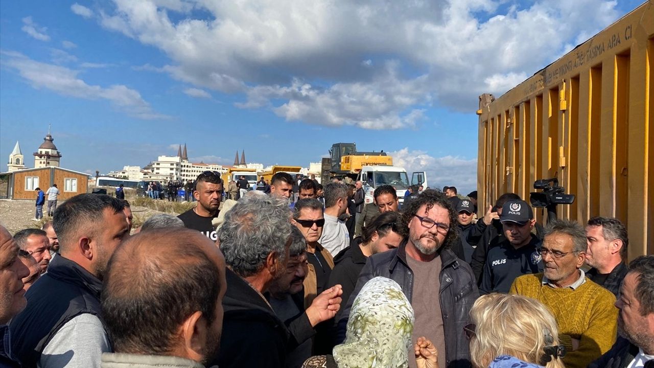 Kumköy Sahiline Çardak Yıkımı Başladı