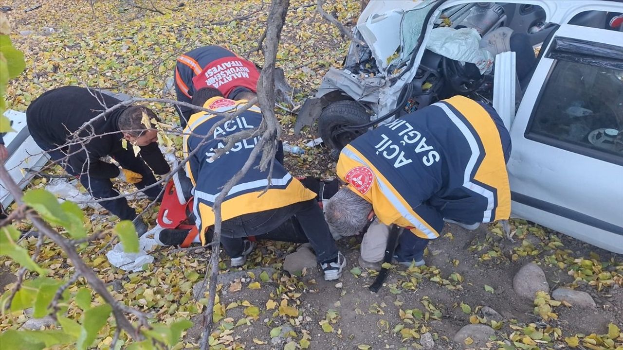 Malatya'da Otomobil Devrildi, 4 Kişi Yaralandı