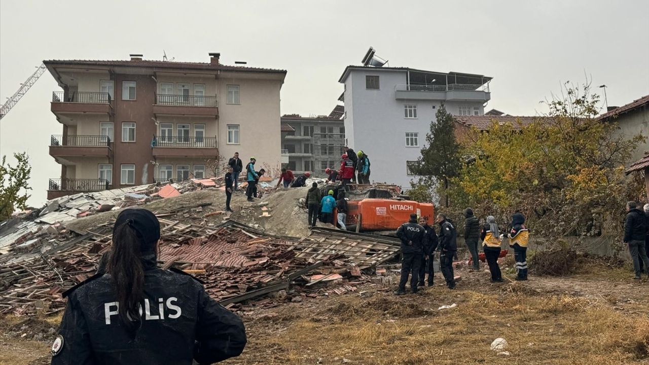 Malatya'da Yıkım Sırasında İş Makinesi Üzerine Devrildi