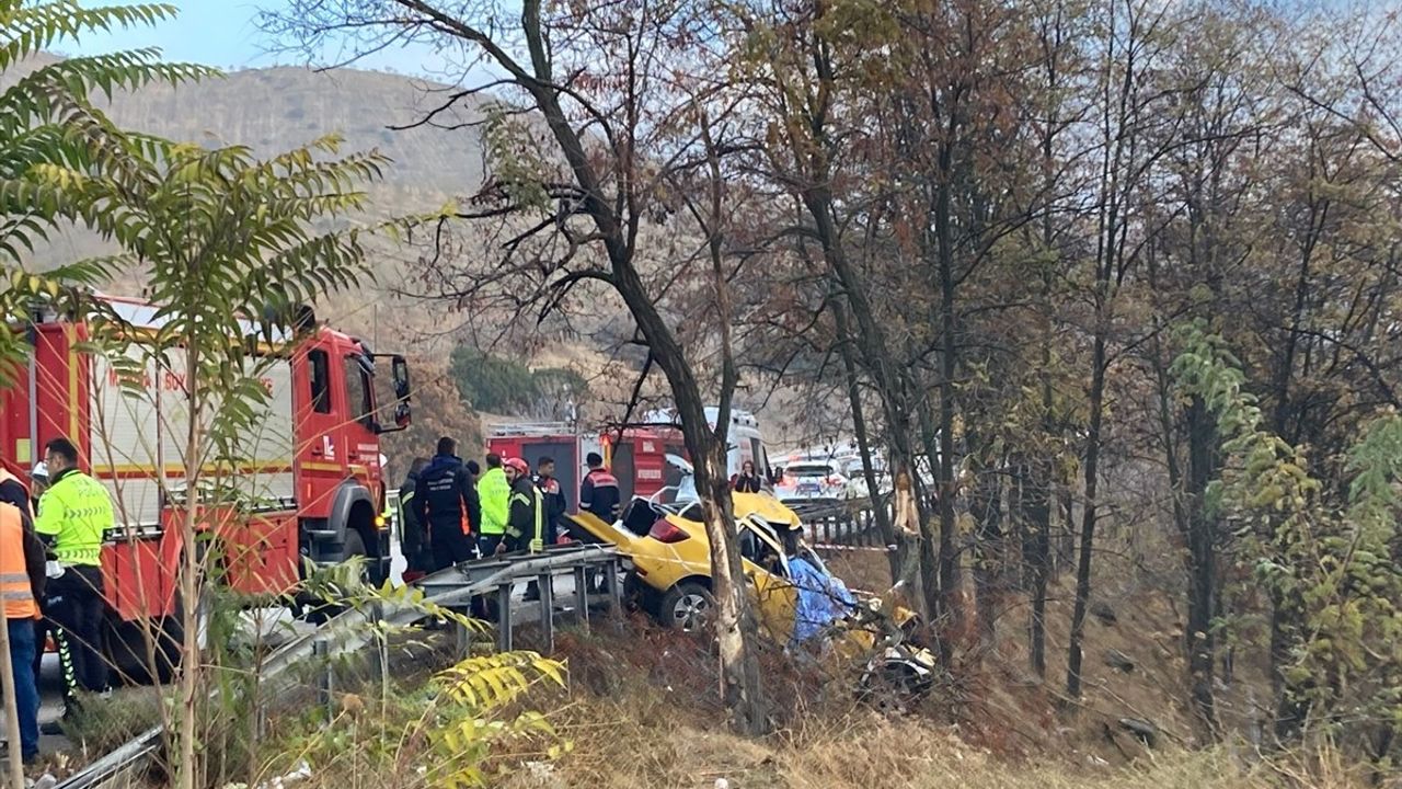 Manisa'da Taksifeci Kaza: Bir Yolcu Hayatını Kaybetti