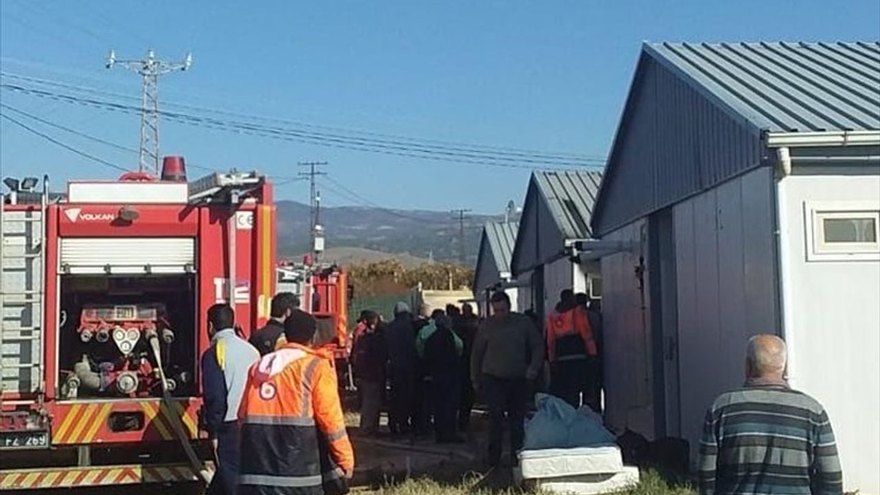 Manisa'daki Yangında 4 İşçi Yaralandı