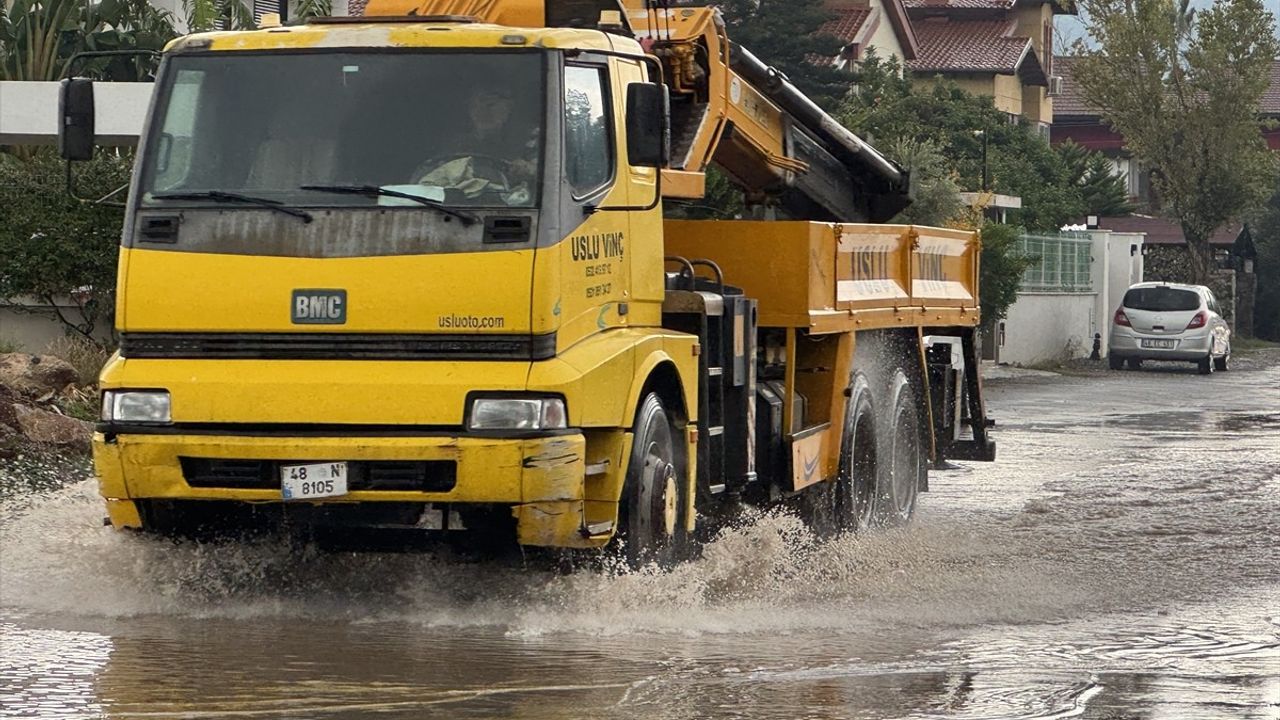 Marmaris'te Sağanak Yağış Hayatı Olumsuz Etkiledi