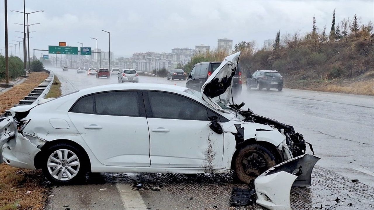 Mersin'de Bariyere Çarpan Araçta 4 Yaralı