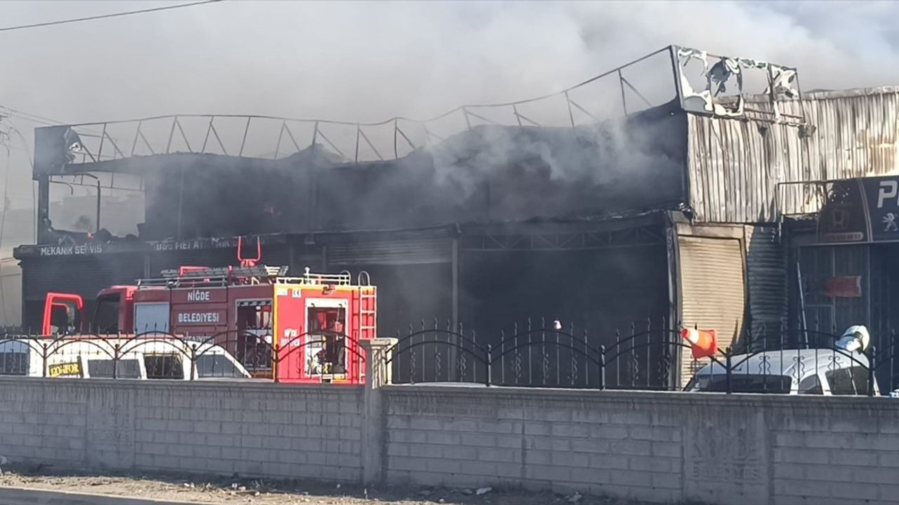 Niğde'deki Oto Tamirhanesinde Yangın: 3 Araç Küle Döndü