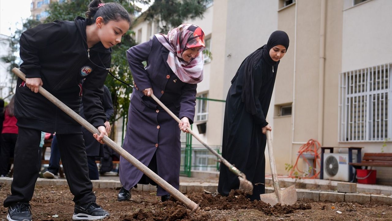 Öğrencilerle Birlikte Sebze Yetiştiren Müdür