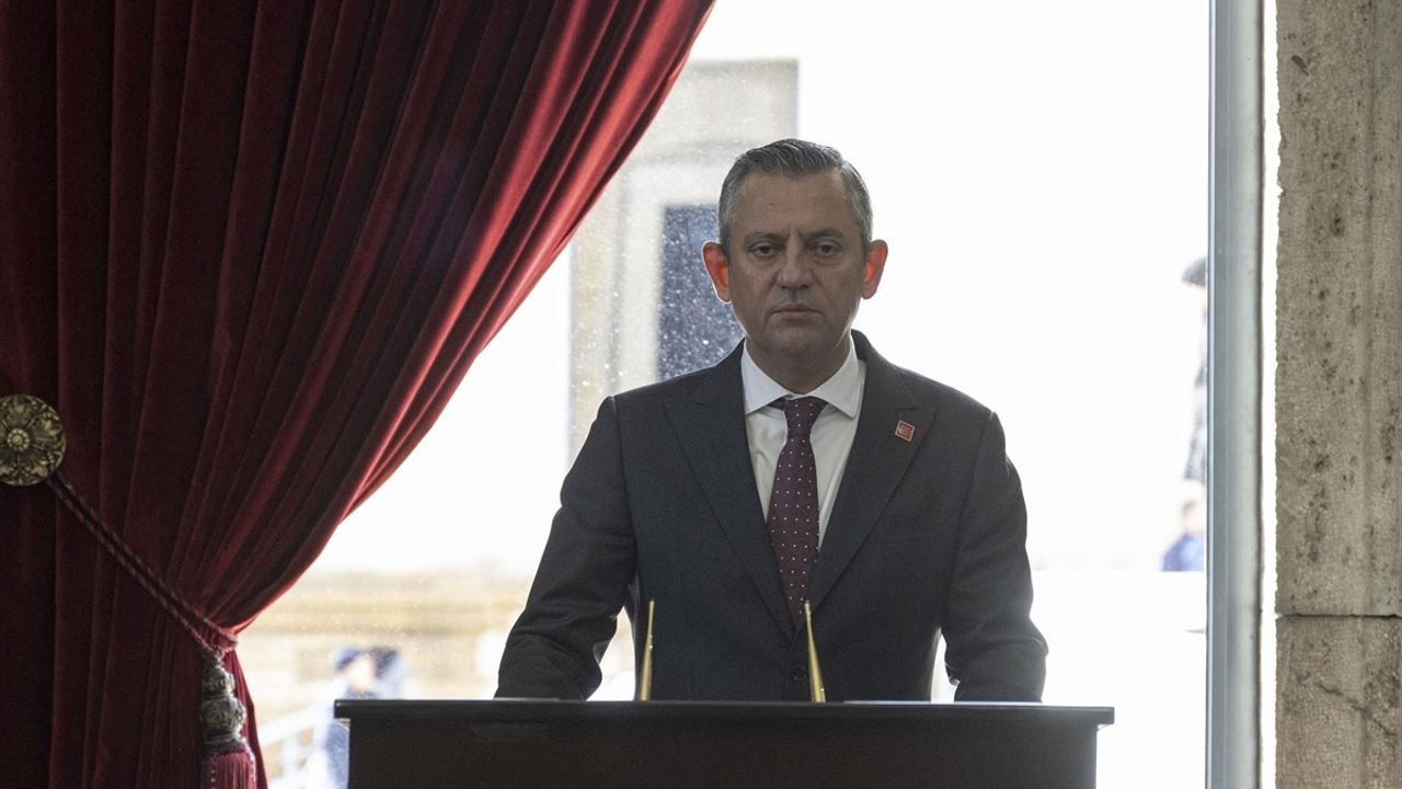 Özgür Özel, Öğretmenler Günü'nde Anıtkabir'i Ziyaret Etti