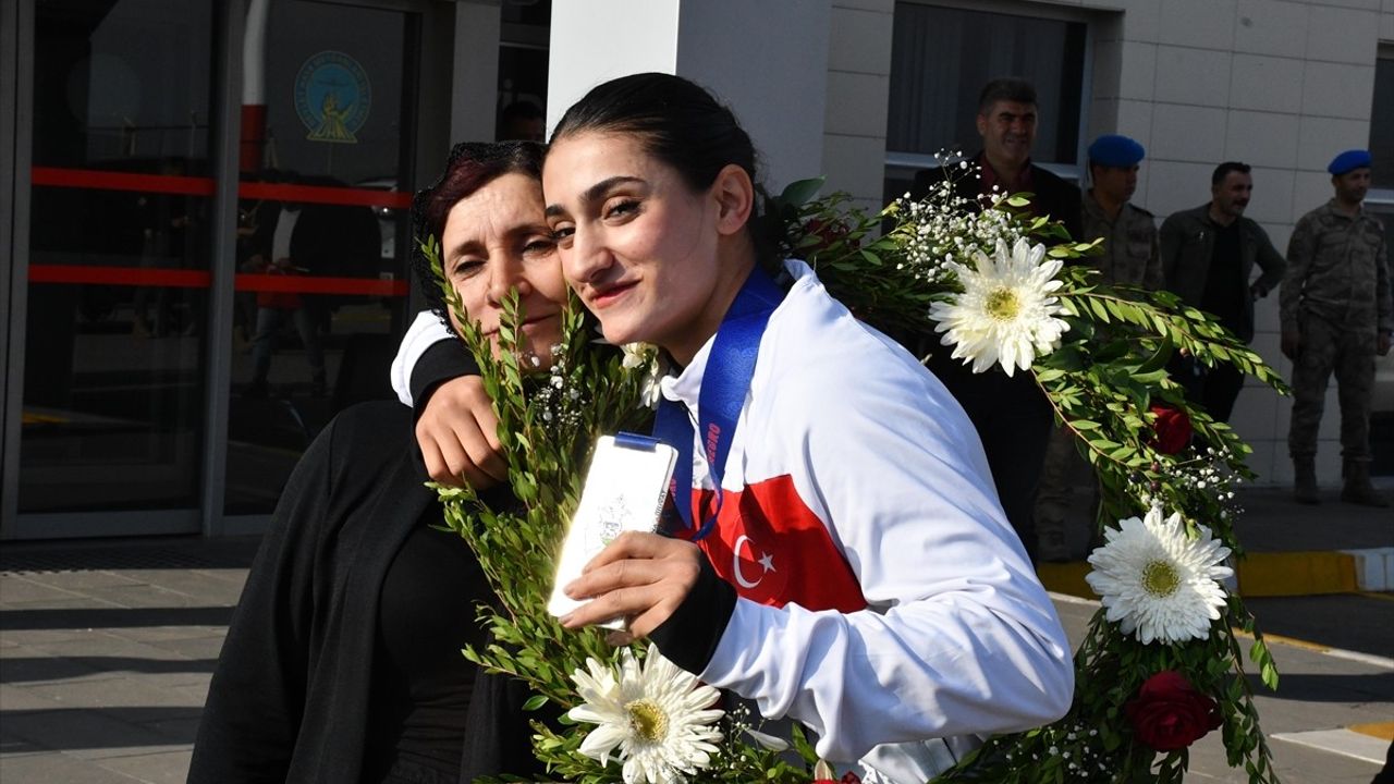 Pınar Benek, Dünya Gençler Boks Şampiyonası'nda Gümüş Madalya ile Döndü