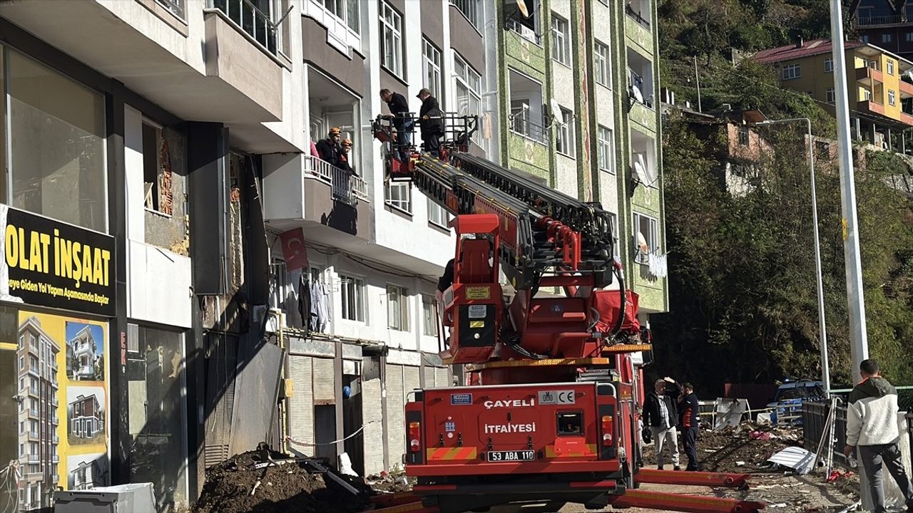 Rize'deki Heyelan Sonrasında AFAD Ekipleri Gözetiminde Tahliye Süreci