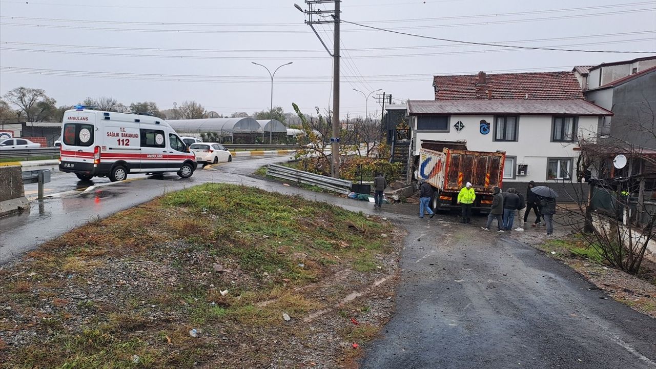 Sakarya'da Fren Arızası Sonucu Kamyonun Eve Girmesi