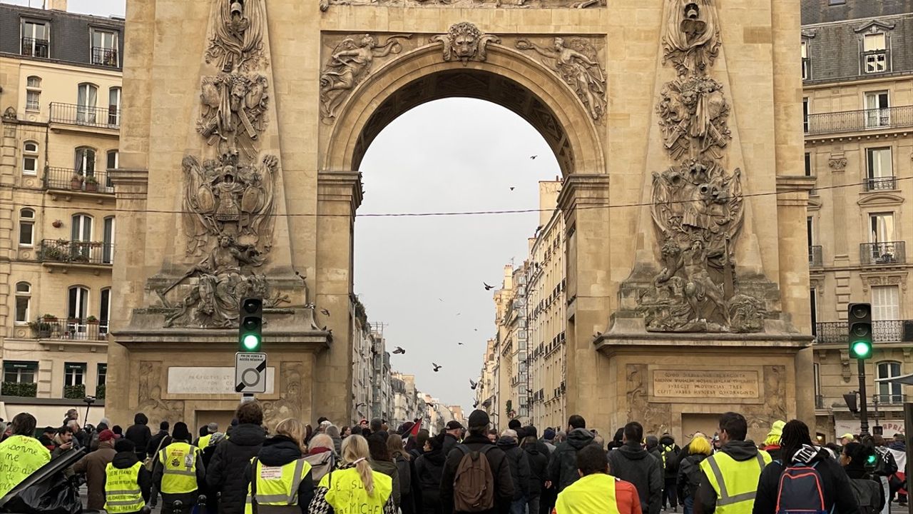 Sarı Yelekliler Hareketi 6. Yıl Dönümünde Paris'te Gösteri Düzenledi