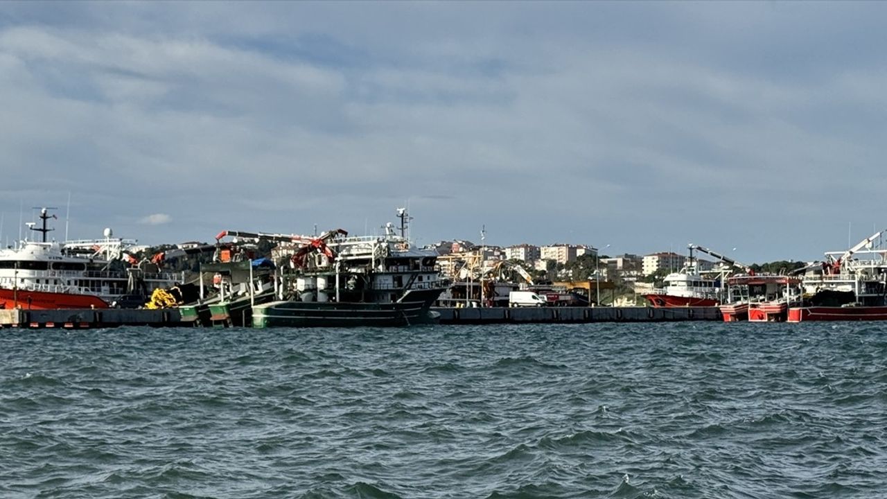 Sinop Limanı'na Sığınan Balıkçılar Fırtına Öncesi Güvende