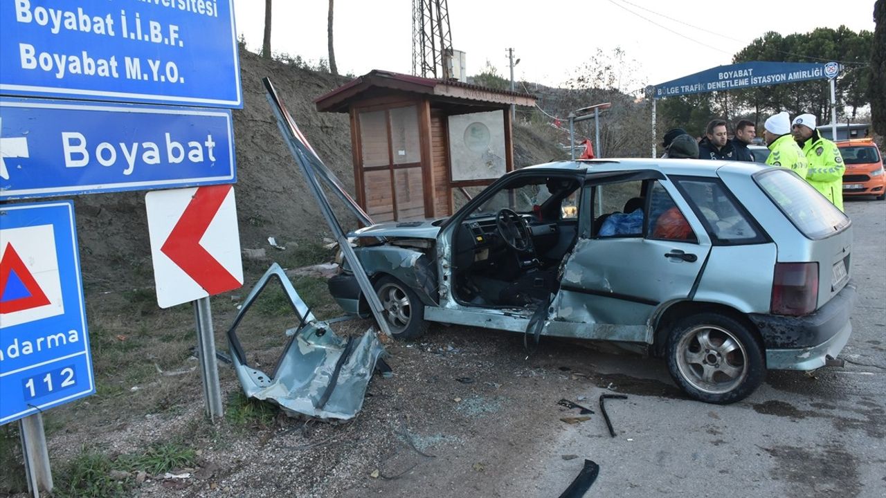 Sinop'ta İki Otomobil Çarpıştı: 5 Yaralı