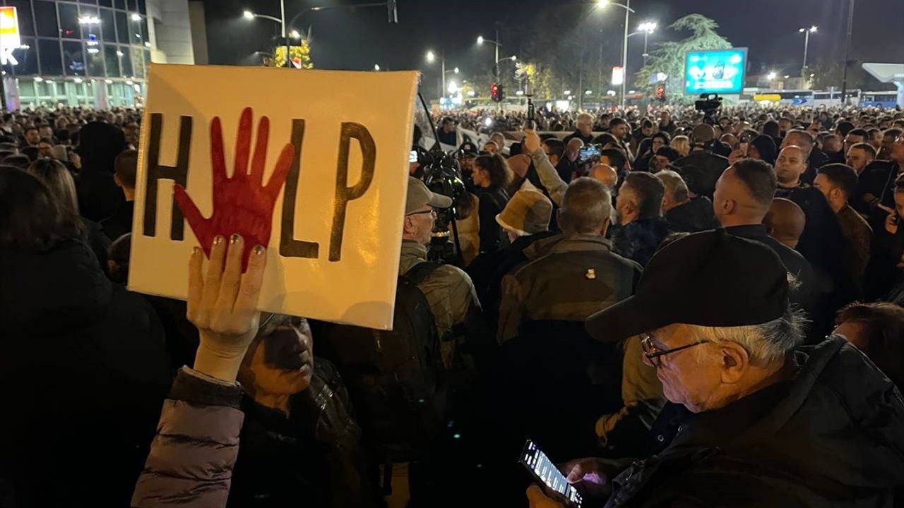 Sırbistan'da Tren İstasyonu Çöküşü Sonrası Protestolar Devam Ediyor