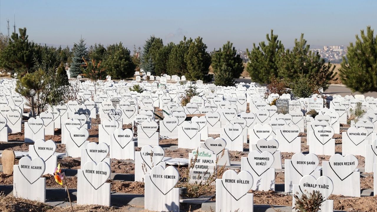 Sivas'ta Bebeğin Mezar Taşına Duygusal Mesaj Yazıldı